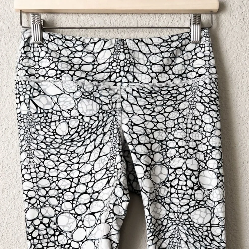 Alo Yoga Iguana Black Gray White Leggings Size XS